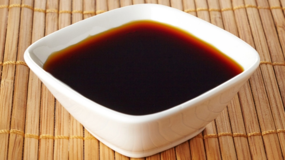 Salsa negra en un recipiente blanco