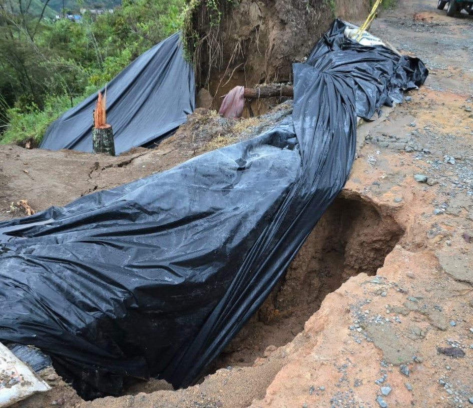 Pérdida de banca en una vía rural de Manizales. La Alcaldía informó que expertos evalúan la situación. La Gobernación de Caldas también reportó 11 vías cerradas este martes (8 de abril).