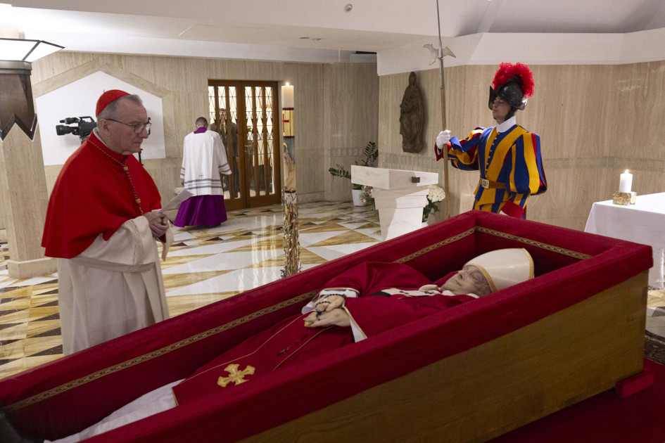 El Vaticano difundió este martes las primeras imágenes del papa Francisco, fallecido este lunes a los 88 años, en el féretro de madera en la capilla de la que fue su residencia, la Casa Santa Marta.