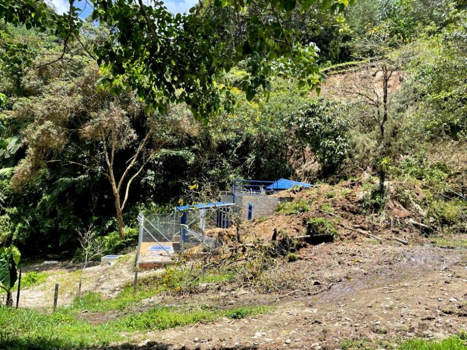  Hace 10 días el talud se derrumbó sobre la nueva PTAR del centro vacacional El Bosque de Confa en Pensilvania