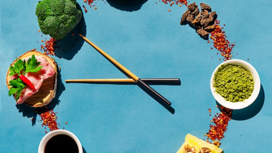Palillos chinos rodeados por alimentos