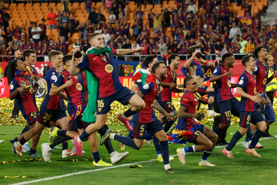 Los jugadores del FC Barcelona celebran su victoria en la final de la Copa del Rey a la finalización del encuentro que han disputado hoy sábado Real Madrid y FC Barcelona en el estadio de La Cartuja, en Sevilla.