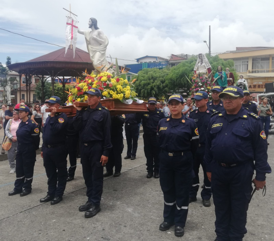 La procesión del Resucitado estuvo a cargo del Cuerpo de Bomberos