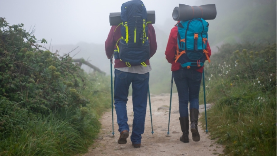 Personas haciendo senderismo