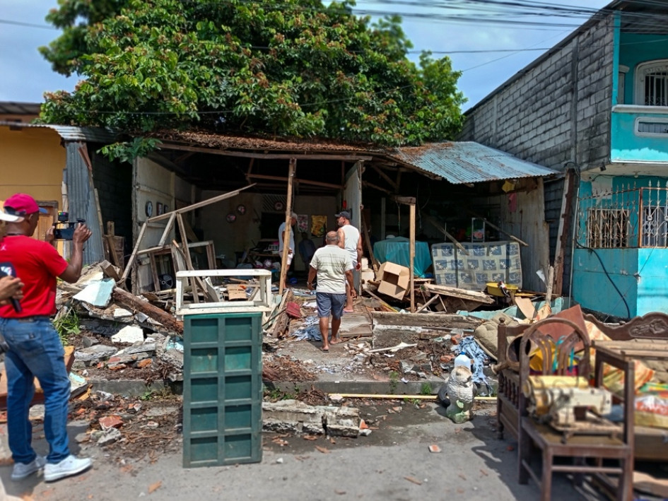 Fotografía de una casa con afectaciones tras un sismo este viernes, en Esmeraldas (Ecuador).