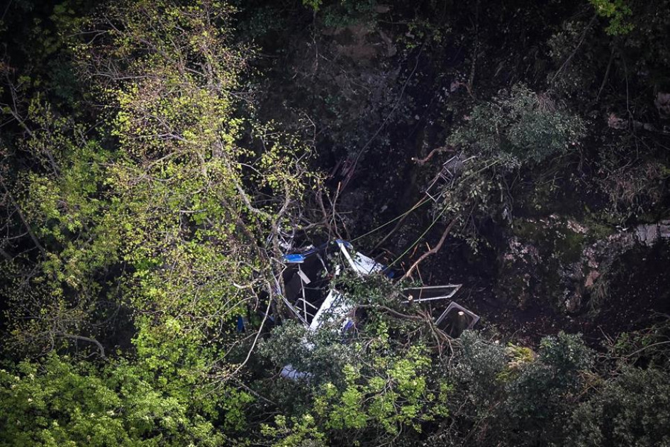 Una vista aérea que muestra los restos del teleférico que se estrelló en el espeso bosque de Monte Faito, en el sur de Italia