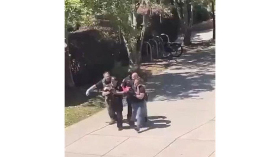 Captura de pantalla de un video que muestra a agentes de seguridad trasladando a una persona durante un tiroteo este jueves, en la Universidad Estatal de Florida en Tallahassee (Estados Unidos).