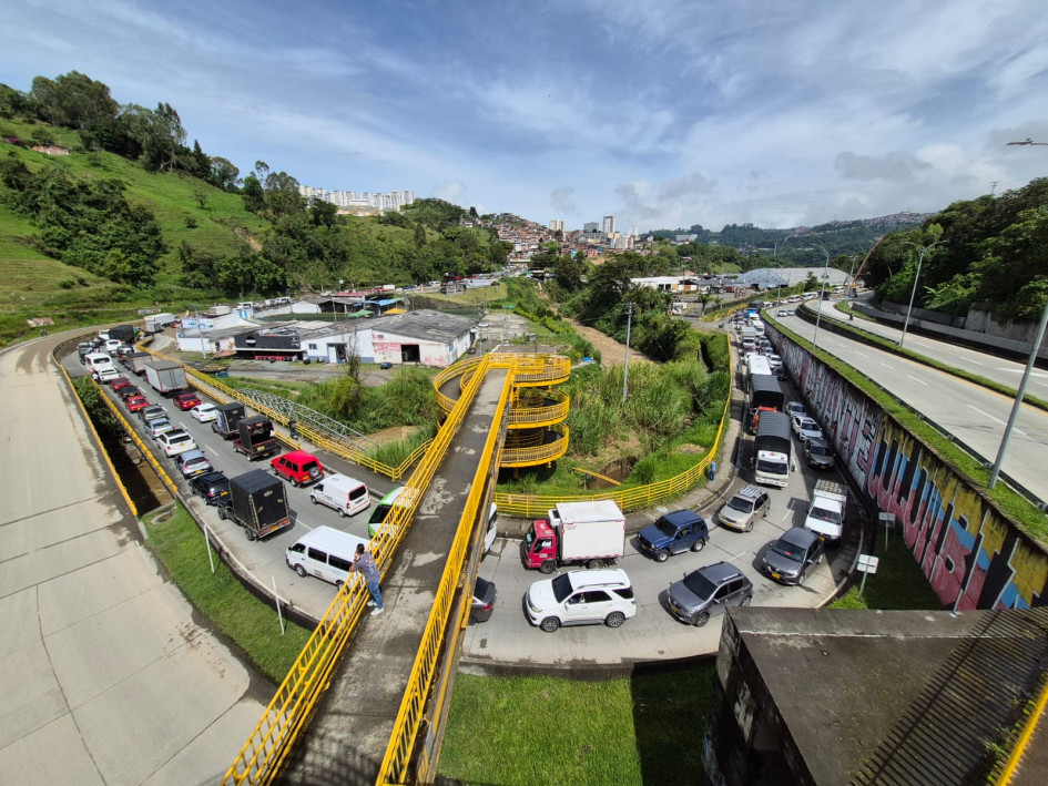 Este es el panorama en la mañana de este jueves 24 de abril en la vía de acceso a Villamaría desde Manizales. Un derrumbe generó caos en la movilidad.