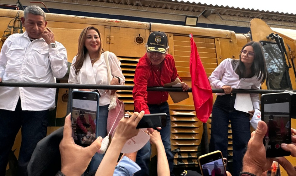 El presidente, Gustavo Petro, firmó el contrato APP para el corredor férreo La Dorada–Chiriguaná y compartió con los habitantes del puerto caldense.