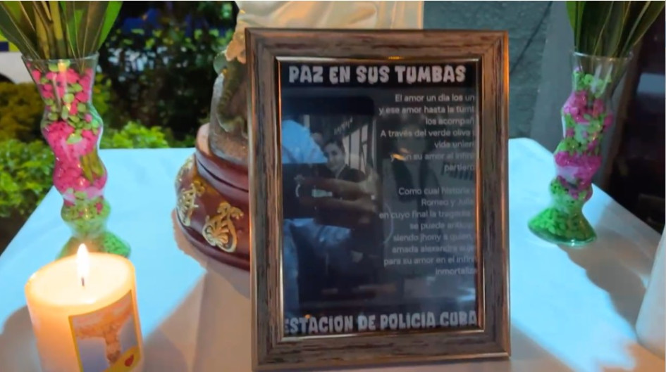 Compañeros del subintendente Yony Rivera y la subintendente Alexandra Carvajal, que murieron en accidente de tránsito, los despidieron en Periera con una velatón