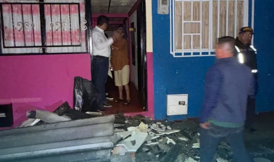 El alcalde de Palestina, Álvaro Osorio, acompañó a los organismos de socorro a revisar las viviendas afectadas por el vendaval de este sábado.