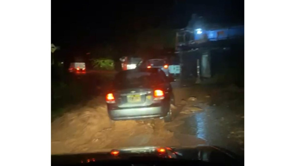 Desborde de quebrada por el sector de Tareas, en la vía Neira - Aranzazu.