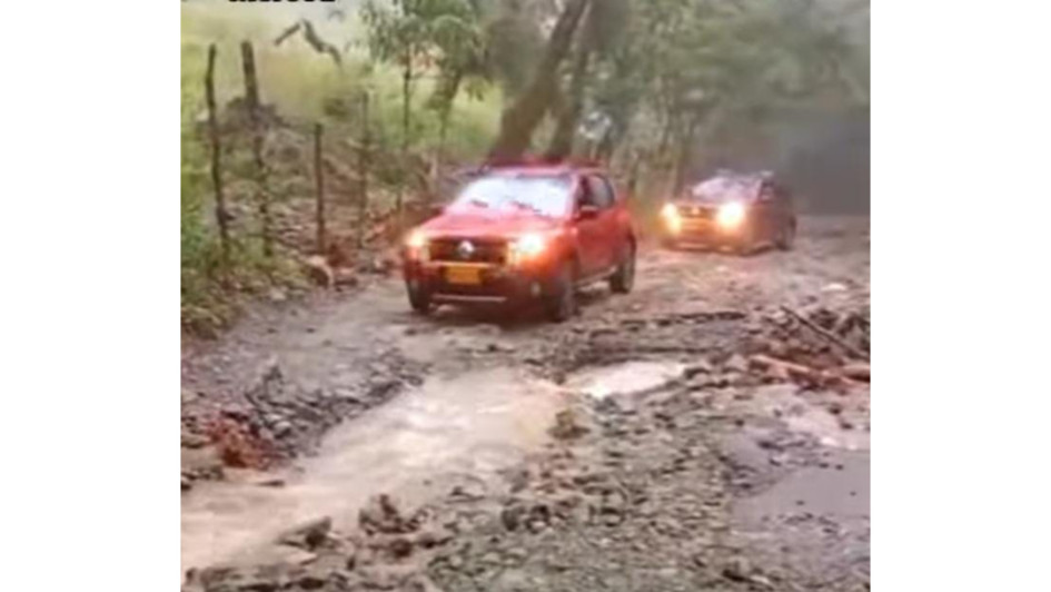 La vía es intervenida este martes (22 de abril) por la Gobernación de Caldas. Los vehículos debían pasar sobre los huecos en la ruta para llegar a su destino.