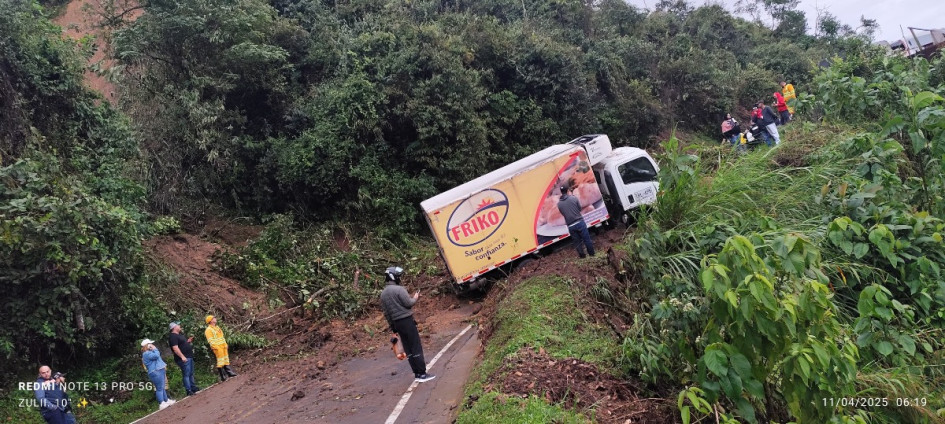 Se reportan derrumbes en la vía Manizales-Bogotá este viernes (11 de abril). Un vehículo se atascó en un derrumbe cerca de Padua (corregimiento de Herveo, Tolima).
