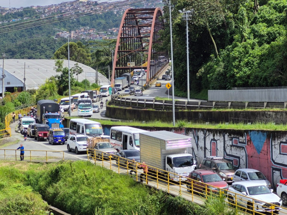Visita a la vía Manizales-Villamaría, en el sector aledaño a Marchagás, donde un derrumbe causó el colapso del tránsito el jueves (24 de abril). Así cambió el panorama en la ruta.