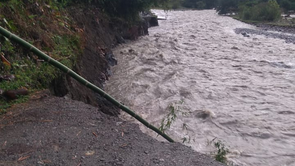 En la noche, la creciente de un río arrasó con la banca de una carretera entre Caldas y Antioquia. Hay dos municipios incomunicados este viernes (11 de abril). 