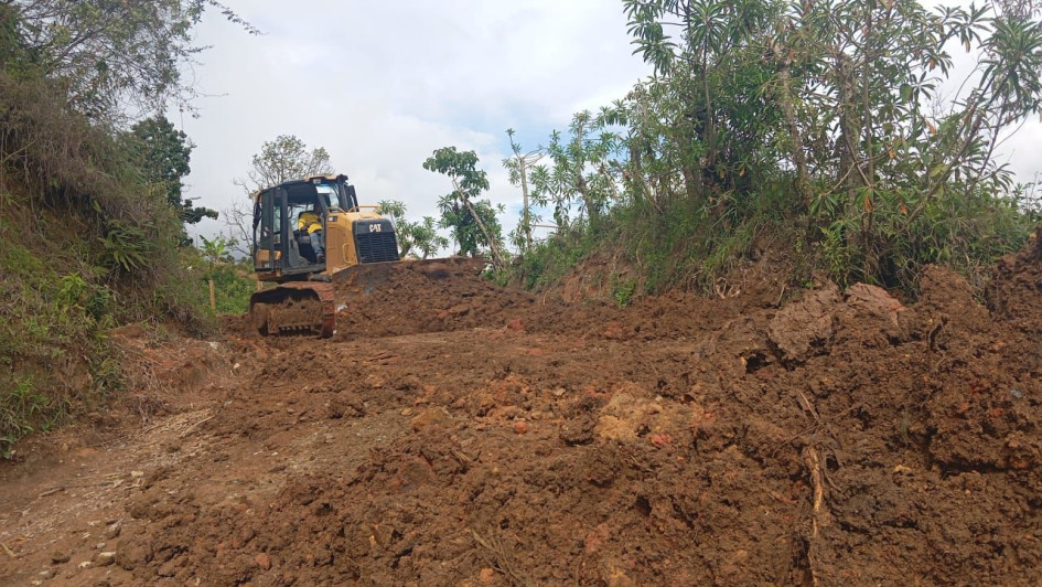 "Llevamos un mes sin vía y estamos desamparados": campesinos en el Centrosur de Caldas exigen mejores vías para transportar sus productos. La Alcaldía adelanta gestiones con la Gobernación para reparar las rutas.