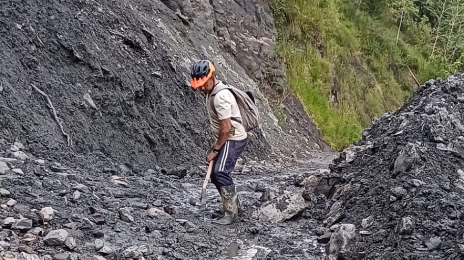 Cansados de esperar: docentes y transportadores despejan el derrumbe de un punto crítico en una vía Caldas. Dicen que reportaron la afectación esta semana, pero la ruta no ha sido atendida por las autoridades.