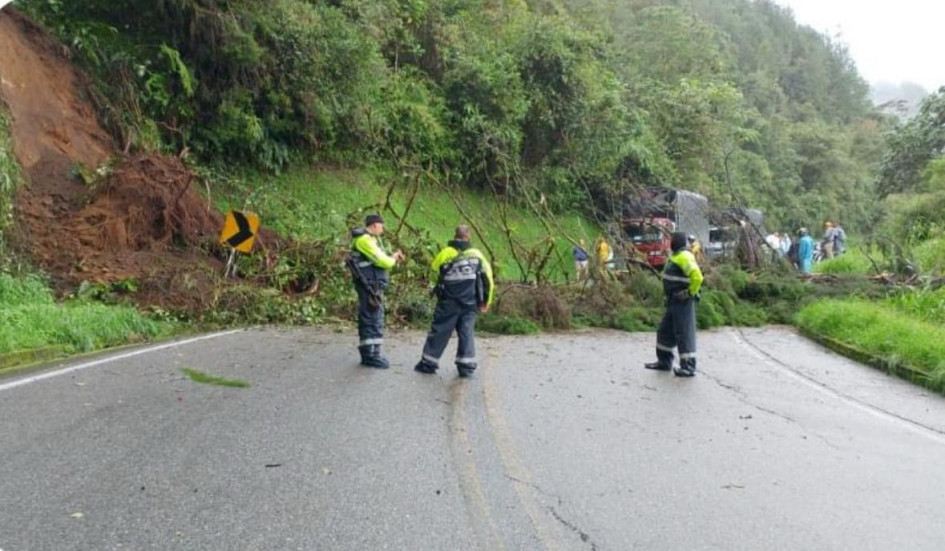 El derrumbe ocurrió en el tramo entre Padua y Fresno (Tolima).