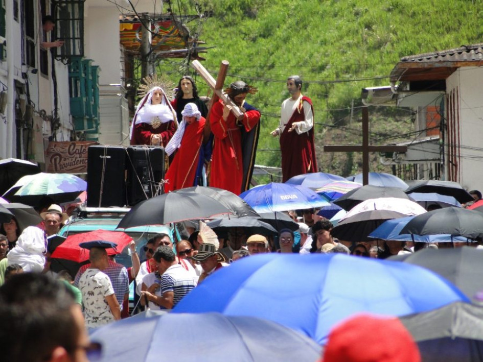 Viacrucis en el casco urbano de Pensilvania (Caldas).