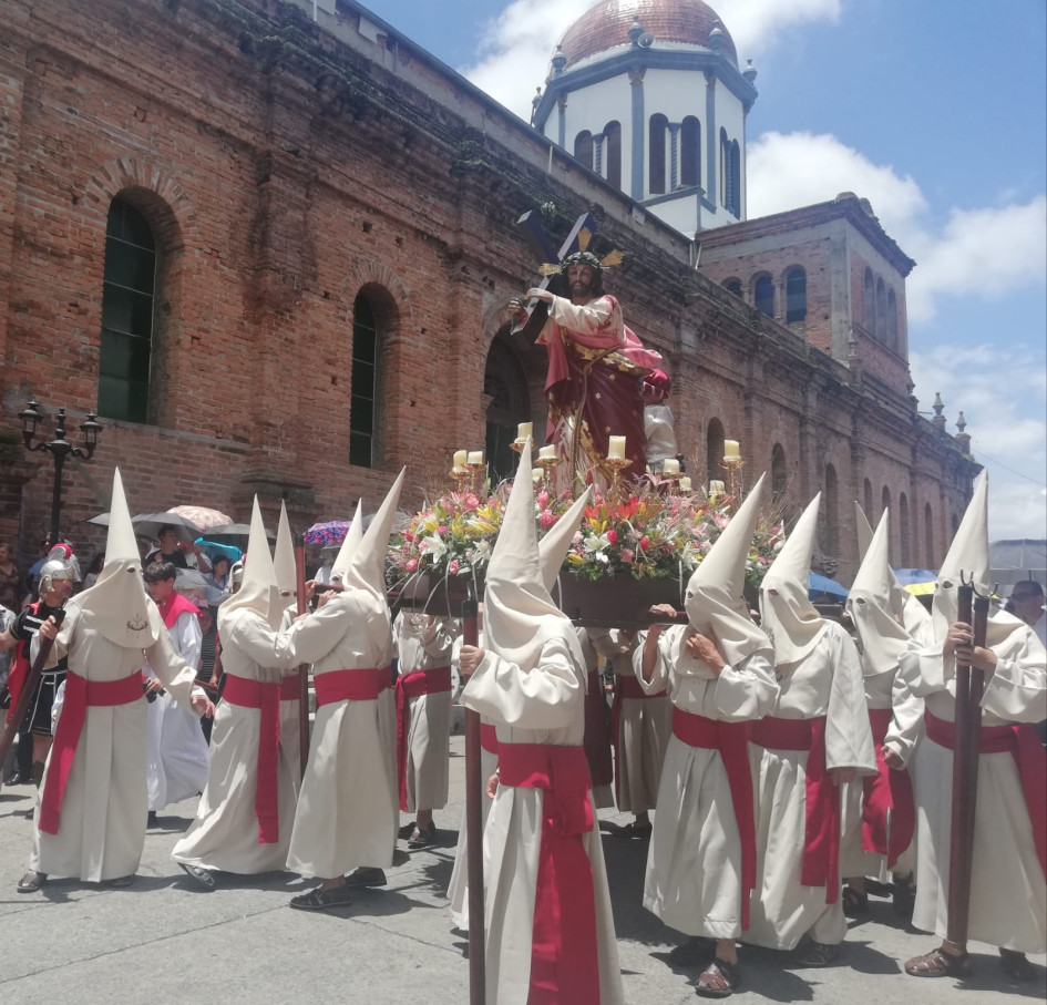 Guardia Nazarena este Viernes Santo en el viacrucis en Riosucio (Caldas).