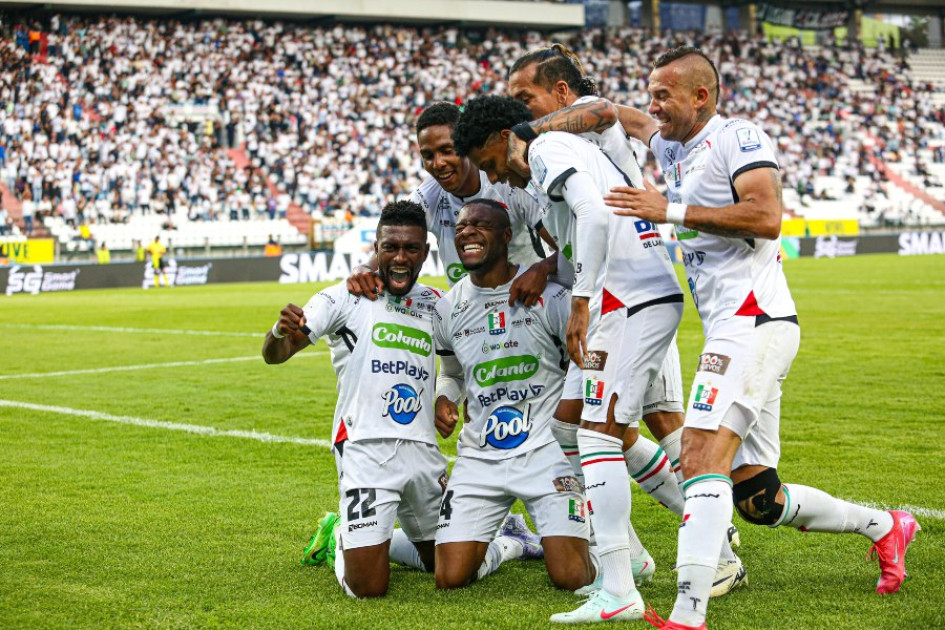 Celebración del Once Caldas del primer gol del partido ante La Equidad este miércoles en el estadio Palogrande. Marcó Luis Palacios.