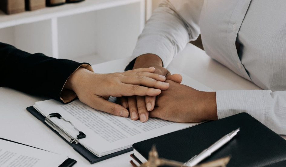 El fiscal indicó que esta mujer obtuvo una declaración de existencia de unión marital de hecho, de manera fraudulenta, pues la investigación y la denuncia del afectado muestran que en ese lapso había una relación paralela (dos parejas a la vez).