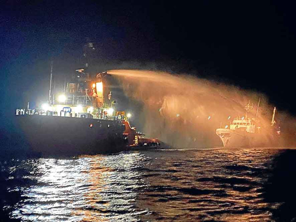 Foto | Efe | LA PATRIA El barco impactado pertenece a una flotilla que pretende llevar ayudas humanitarias a Gaza, afectado por ataques israelíes.