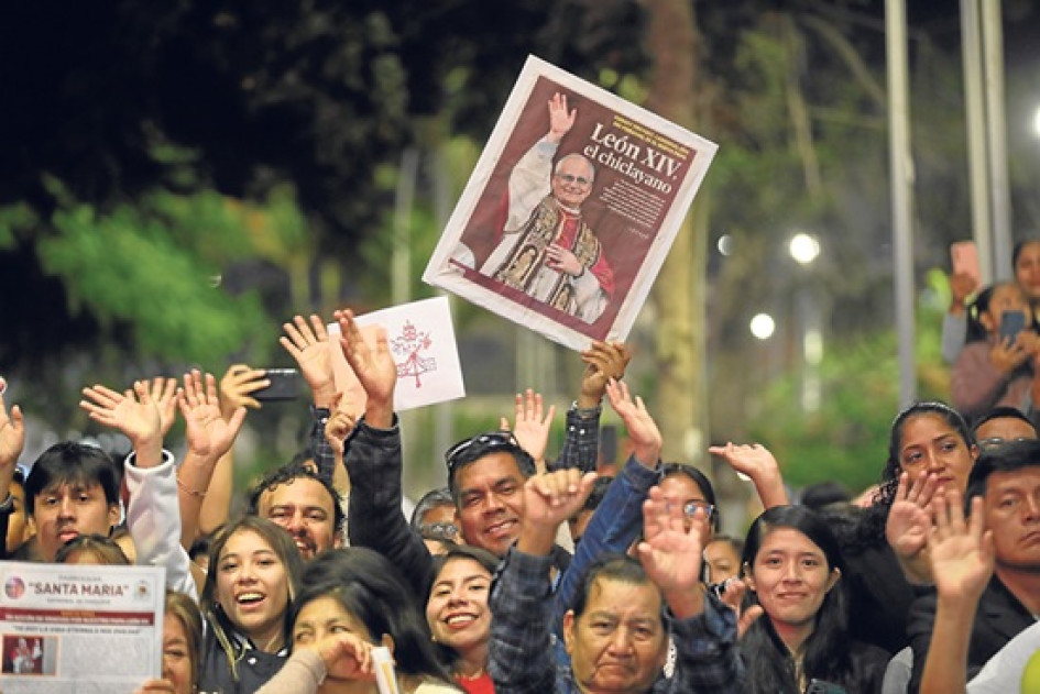 Personas asisten a una misa de acción de gracias en la plaza central de Chiclayo (Perú), donde el nuevo papa fue obispo.