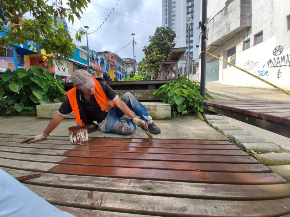 Hay dos obreros trabajando en estas terrazas. 