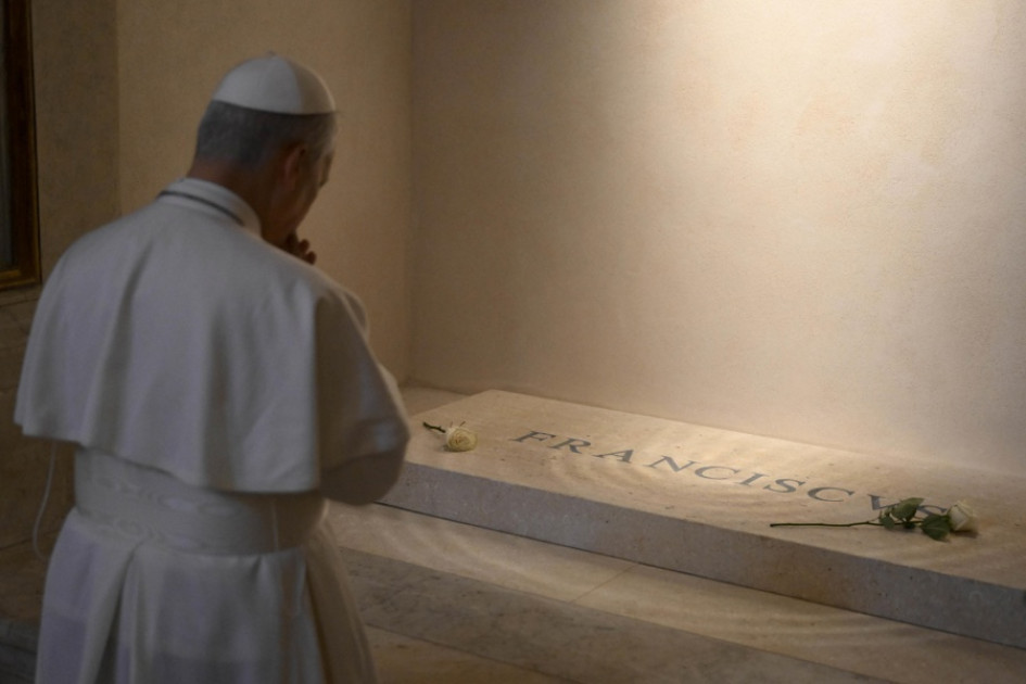 El papa León XIV visitó la tumba de Francisco.