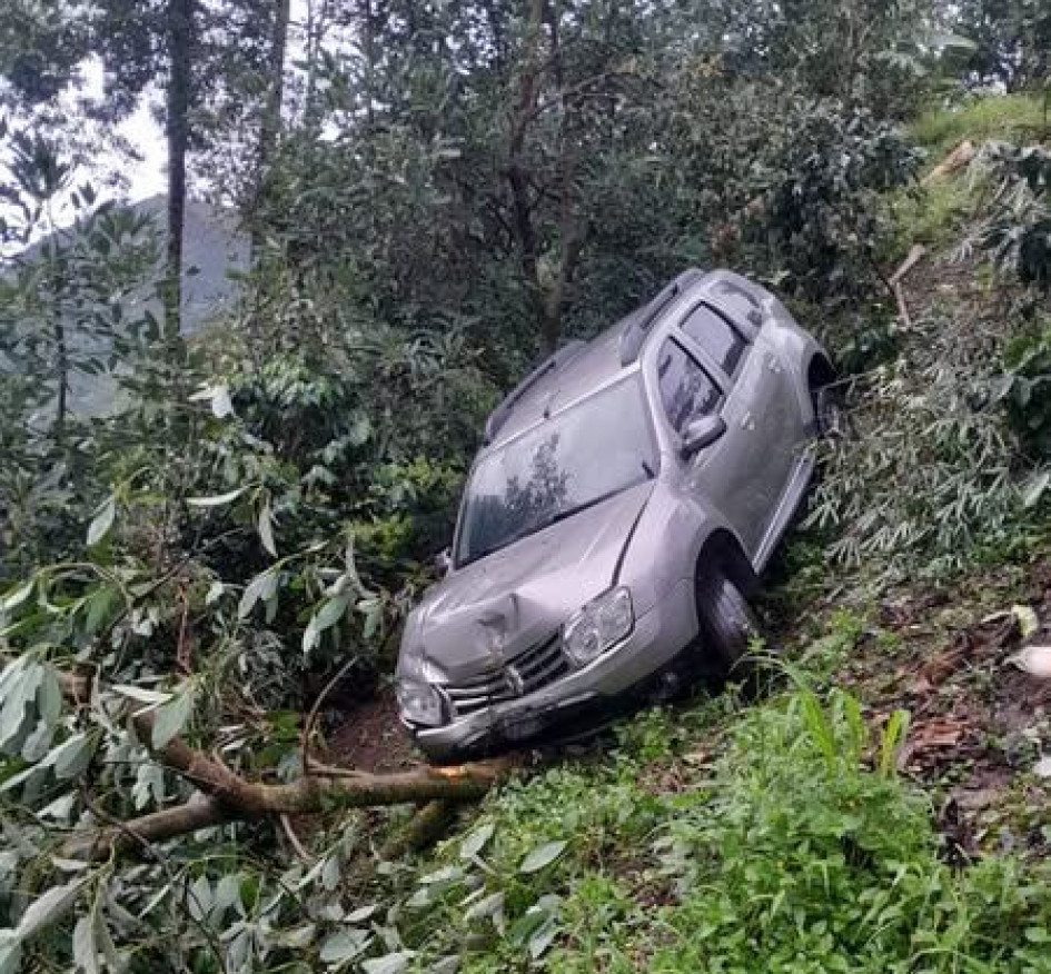 El carro rodó unos 5 metros.