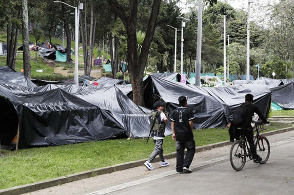 A diferencia de episodios anteriores, esta vez el parque está cerrado y el acceso está restringido exclusivamente a los miembros de la comunidad, bajo control de funcionarios distritales.