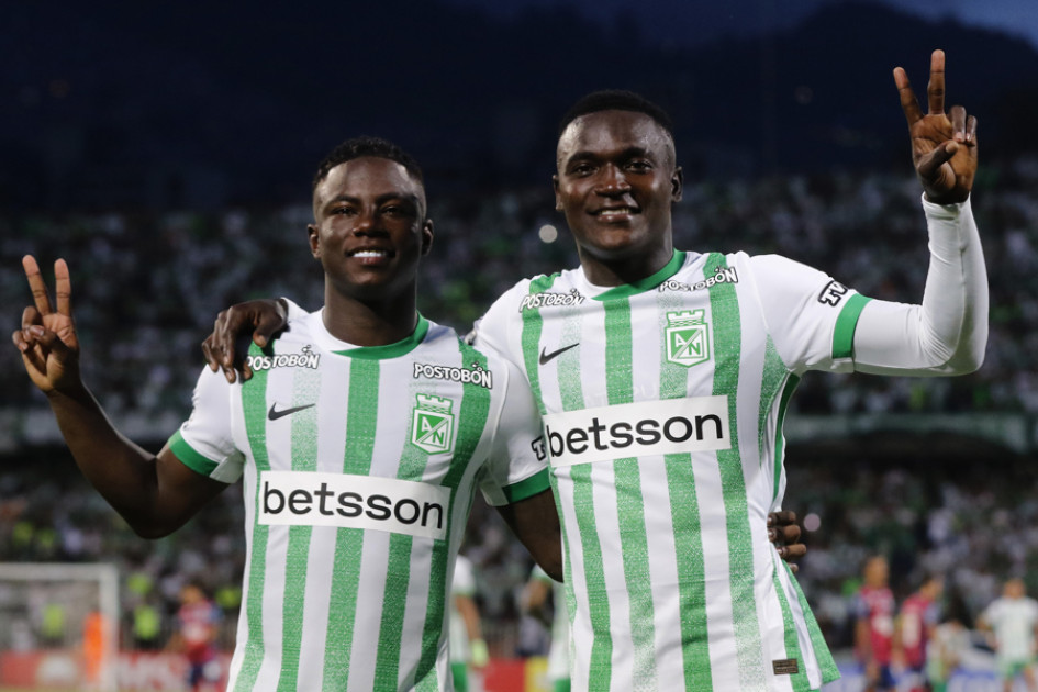 Kevin Viveros (d) y Marino Hinestroza de Atlético Nacional celebran un gol este miércoles.