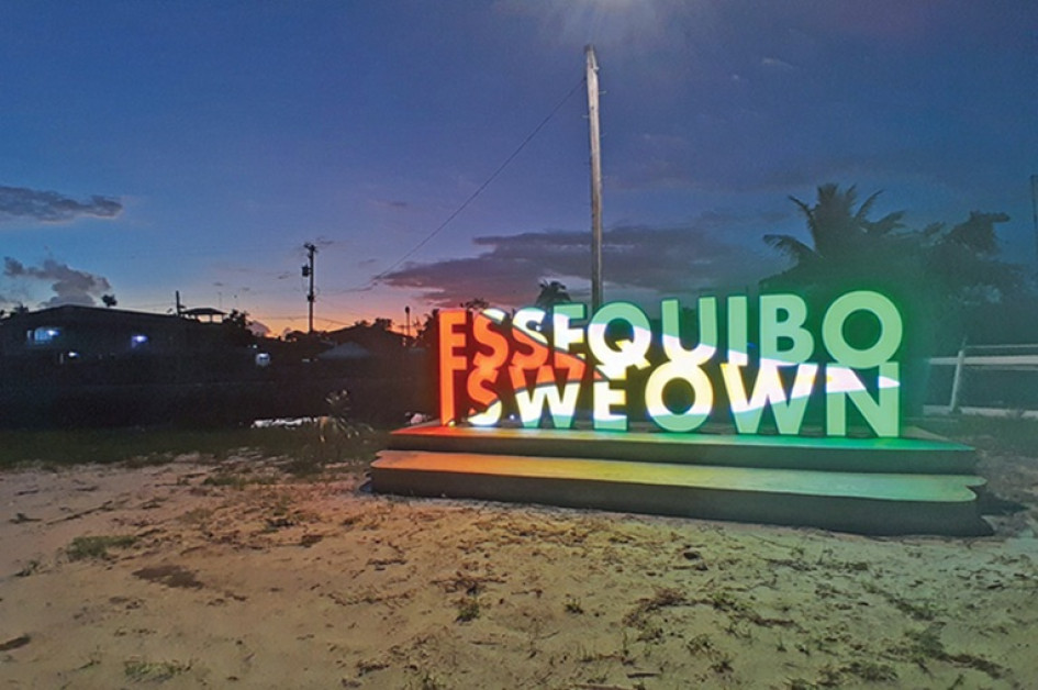 Fotografía de un letrero con el lema 'Esequibo es nuestro' en la orilla este del Esequibo. Guyaneses que habitan en la frontera con Venezuela comparten sentimientos de miedo y patriotismo ante los planes expansivos del Gobierno de Nicolás Maduro.