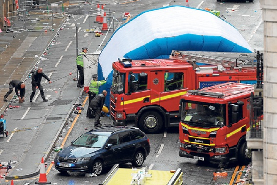 Miles de personas se habían congregado ayer, festivo de primavera en el Reino Unido, en las calles de la ciudad del noroeste inglés con motivo del desfile de celebración del vigésimo campeonato de liga inglesa del Liverpool, en el que los jugadores del equipo festejaron durante varias horas subidos a un bus descapotable.