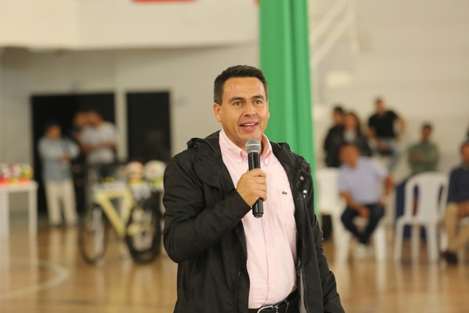 El alcalde de Manizales, Jorge Eduardo Rojas, contó en la inauguración de los Juegos Intercolegiados que lo expulsaron del Semenor, por jugar baloncesto.