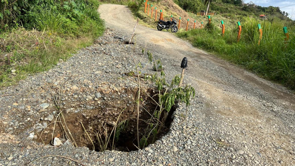 Algunos huecos presentes en la vía entre Anserma y la vereda San Pedro.