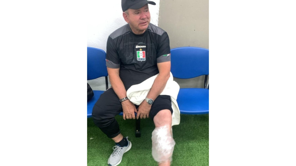 Hernán Darío Herrera, técnico del Once Caldas, atendido en el camerino del equipo en el estadio Sierra Nevada de Santa Marta, tras los incidentes.
