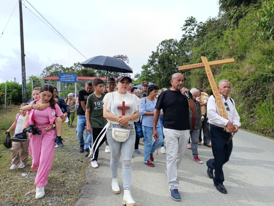 Decenas de personas peregrinaron hasta la casa de campo Santa Cruz de la Sierra, en Aguadas (Caldas).
