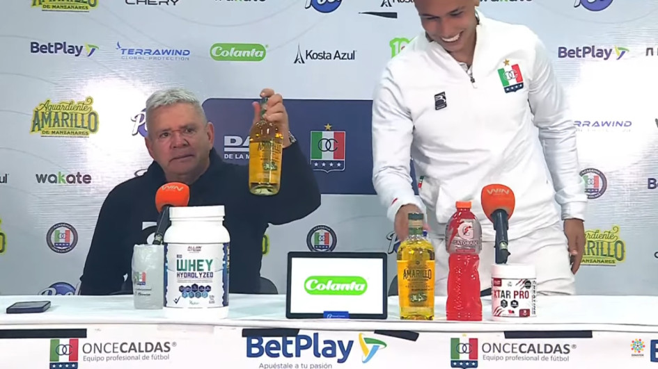 El técnico del Once Caldas, Hernán Darío Herrera, pidió una botella de Aguardiente Amarillo de Manzanares luego de ganarle al Deportivo Cali clasificar en la Liga.