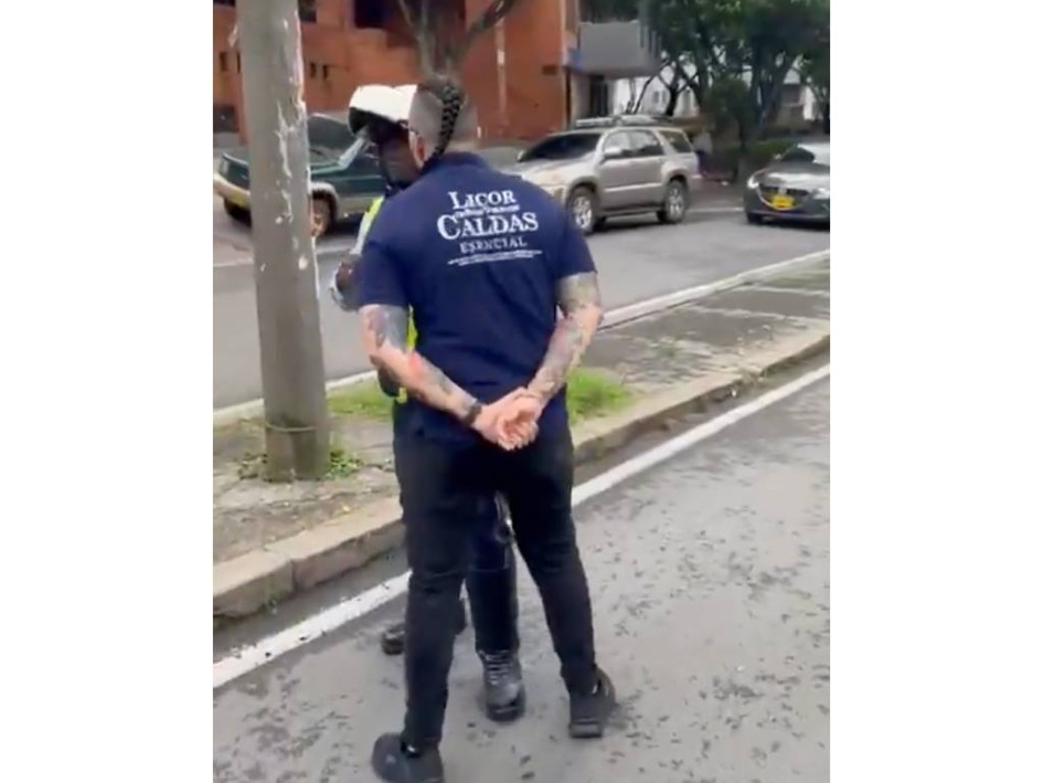 Habitante de Cali ataca con insultos racistas a un agente de tránsito. 
