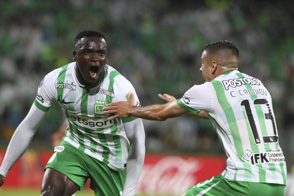 Kevin Viveros (izq.) celebra uno de los dos goles que le marcó a Internacional en Medellín, con los cuales el Atlético Nacional ganó 3-1 en la Copa Libertadores.