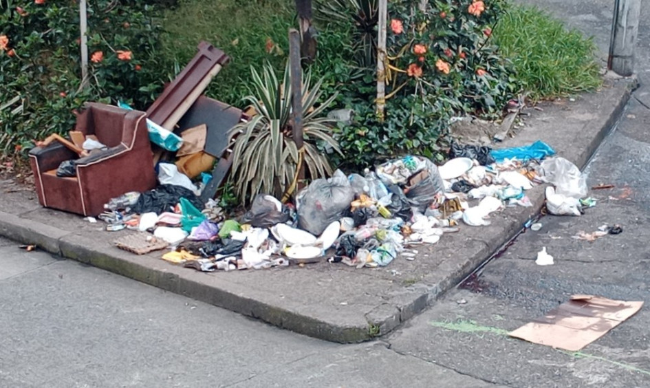 Después de recoger las basuras, quedan en ese punto diferentes escombros.