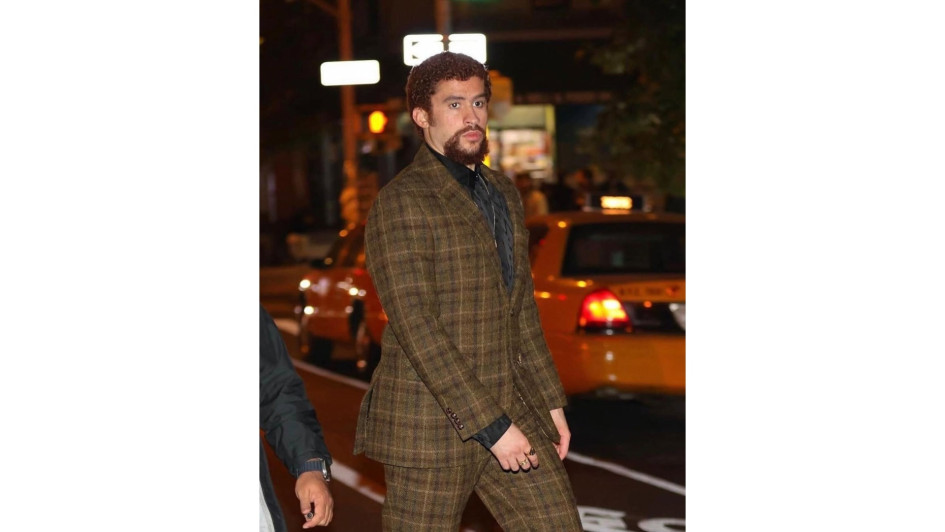 Bad Bunny, caracterizado como Colorado, personaje que interpretará en la película 'Caught Stealing'.