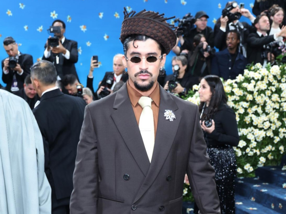 Bad Bunny posa en la alfombra roja de la Gala Met 2025, el beneficio anual del Instituto de Vestuario del Museo Metropolitano de Arte, en Nueva York, Nueva York, EE. UU., el 5 de mayo de 2025.