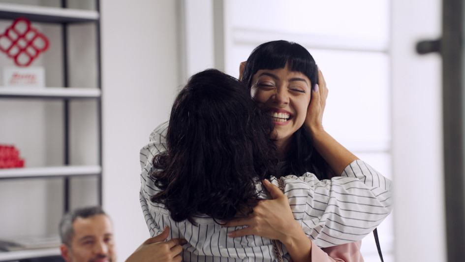 Bata convirtió una entrevista laboral en un homenaje para el mes de las madres