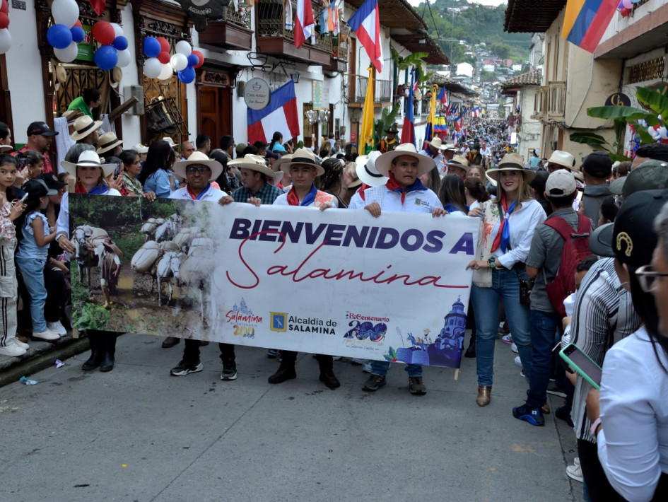 La Alcaldía de Salamina encabezó el desfile de este sábado con un cartel de bienvenida a los miles de visitantes al municipio, que estuvo engalanado por la celebración de su Bicentenario.