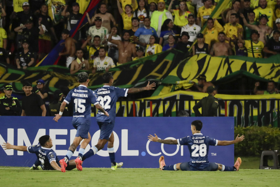 Santiago Solari (der.), de Racing, celebra el gol que le marcó este martes al Atlético Bucaramanga y Racing por la Copa Libertadores, en el estadio Américo Montanini de la capital santandereana.