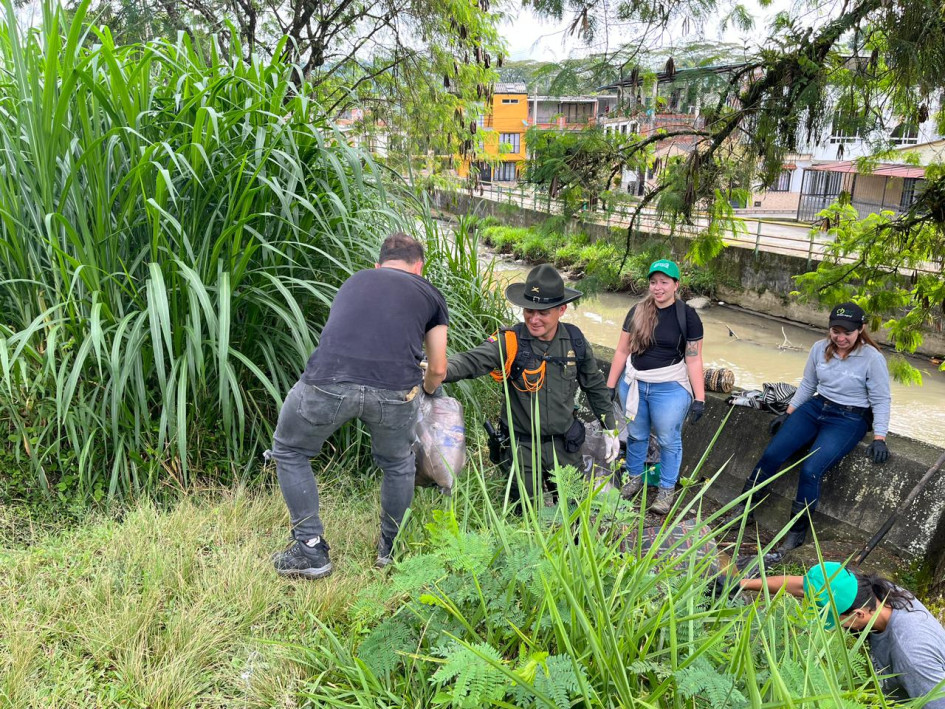 Se unieron integrantes de la Veeduría Ambiental, funcionarios de la Chec, operarios de Emas, representantes de la Alcaldía y uniformados.